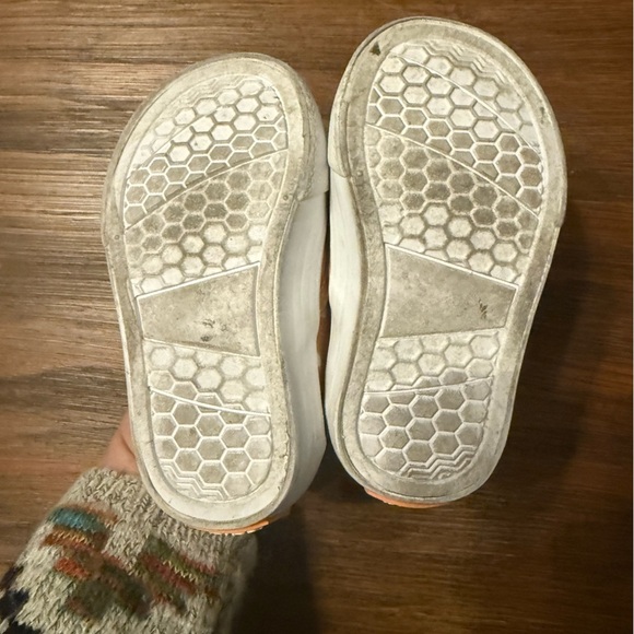 TULA Toddler Girl Slip On Canvas Shoes, Yellow with White Hearts, size 5 - Picture 7 of 7